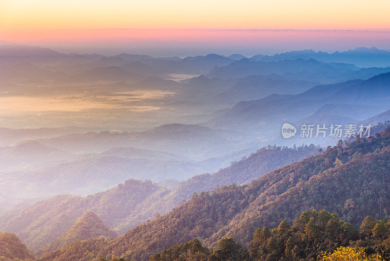 全景自然景观，风景优美的日出和薄雾在泰国北部的山景Doi Inthanon